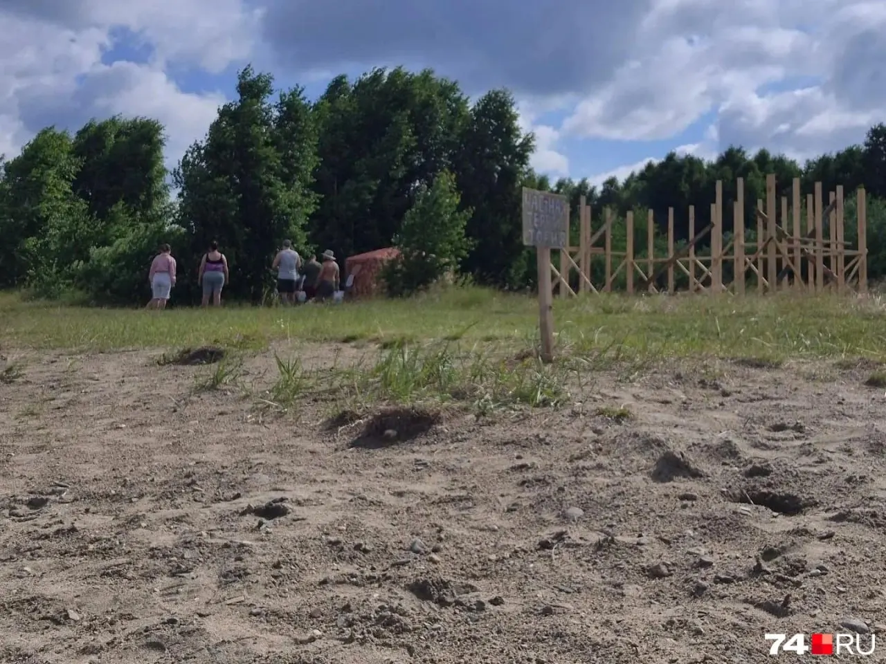 Постройку обнаружили в охранной зоне в 50 метрах от воды: собственников обязали снести каркас и выплатить штраф, в противном случае дело передадут в суд.