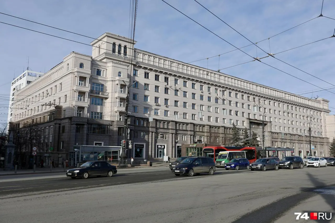 Во дворе Дома облисполкома провалился грунт у заброшенного объекта: жители боятся обрушения и травм, власти не планируют засыпать яму и намерены использовать участок под спортшколу.