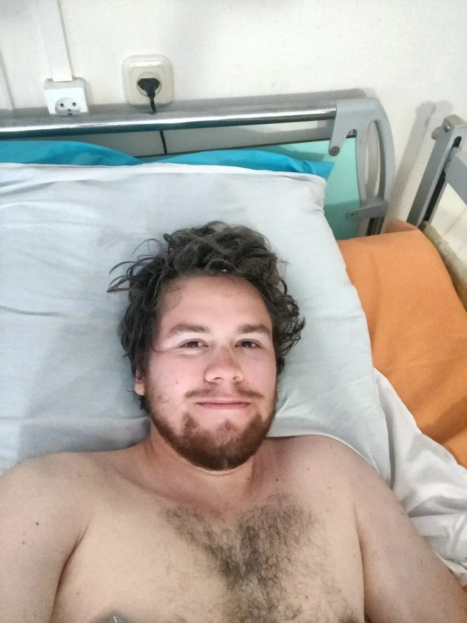 При попытке спрыгнуть со второго этажа, чтобы уйти от засады полиции, Попов сломал позвоночник. Ранее он собирал подписи для самовыдвижения и сообщал о давлении и нападениях.