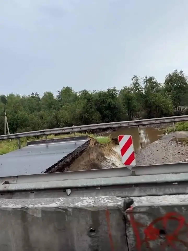 После размытия участок трассы между Тюменью и Екатеринбургом частично открыт: из четырёх полос доступны только две. В районе Белоярского отмечаются серьёзные пробки; сроки ремонта пока неизвестны.