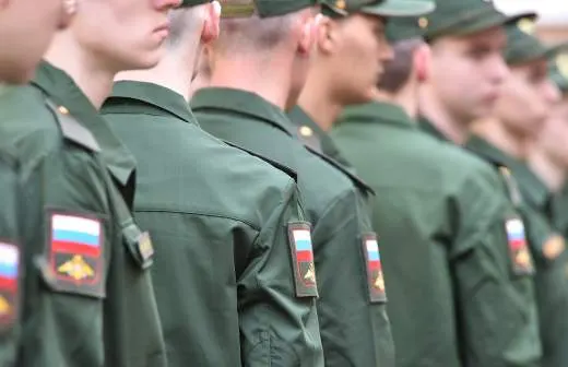 Правительство поддержало законопроект, который позволит направлять призывников в пожарные подразделения МЧС для тушения пожаров и аварийно‑спасательных работ в населённых пунктах.