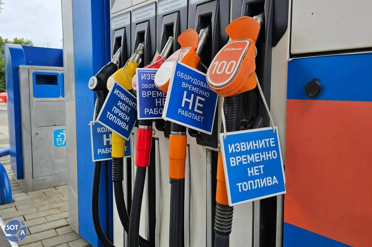 Медианные цены на бензин и дизель выросли на десятки процентов — эксперты связывают это с ремонтом НПЗ, сезонным спросом и дефицитом в ряде регионов; в ближайшие недели существенного снижения цен не прогнозируют.