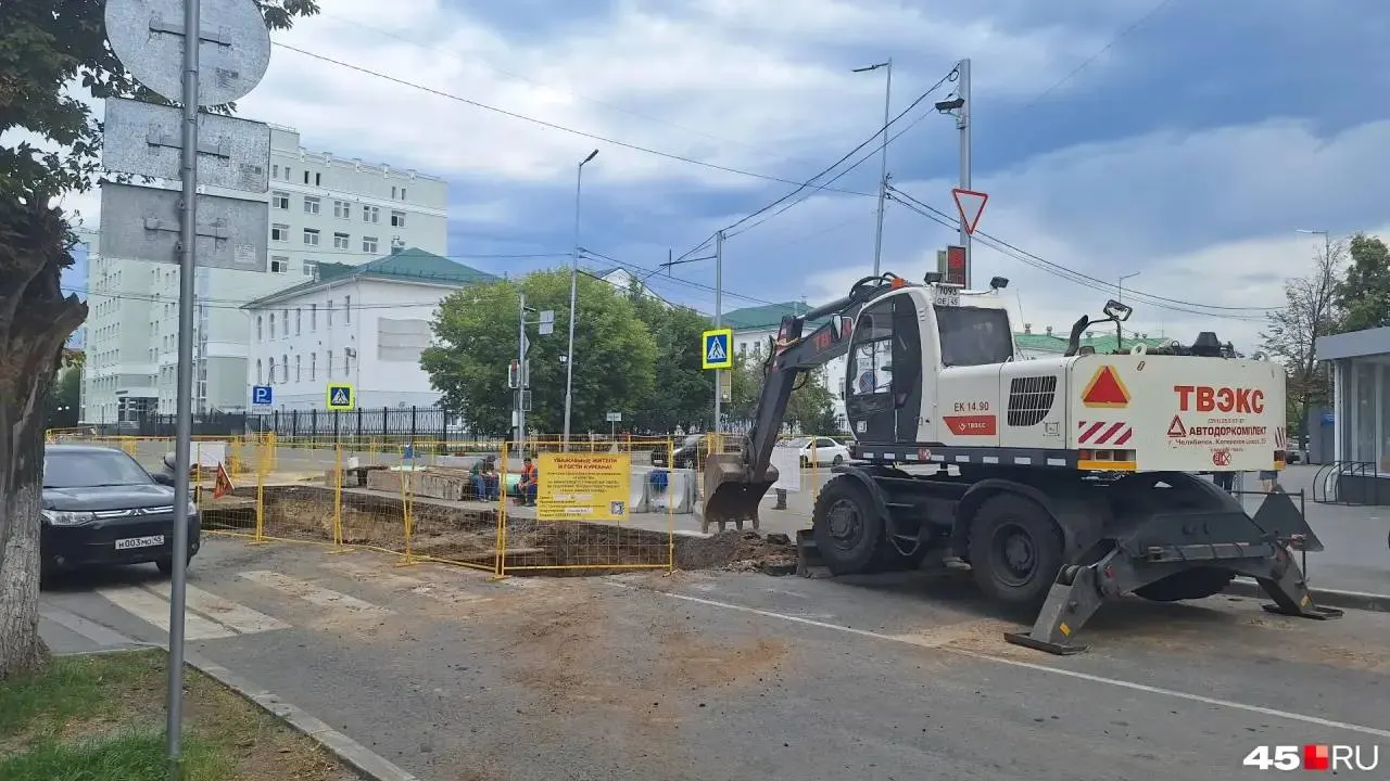 На перекрестке Гоголя и Кирова в Кургане раскопали дорогу для ремонта тепломагистрали — движение перекрыто, образовались местные заторы, автобусы идут в объезд.