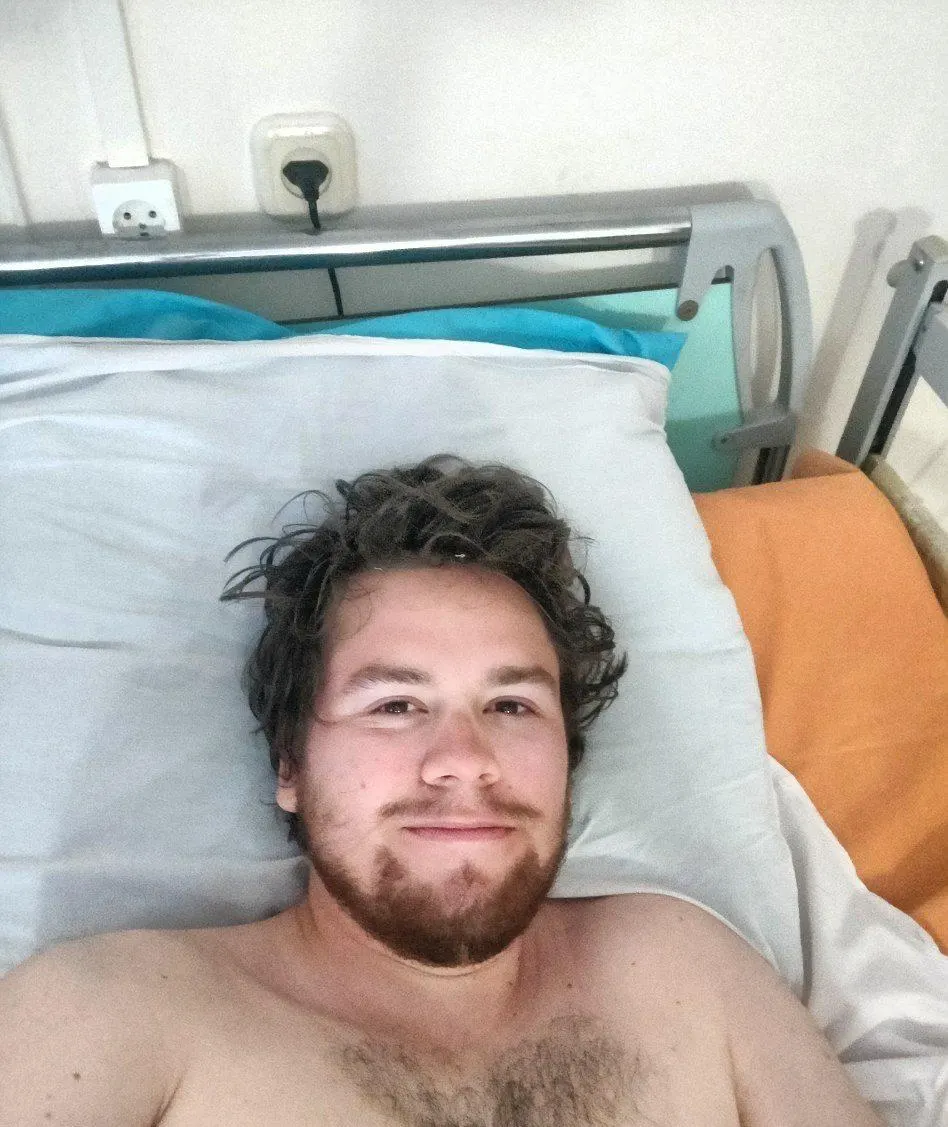 Попов заявил, что спрыгнул со второго этажа, когда к его квартире пришли полицейские. Он получил перелом позвоночника, находится на восстановлении и собирает средства на медицинский корсет.
