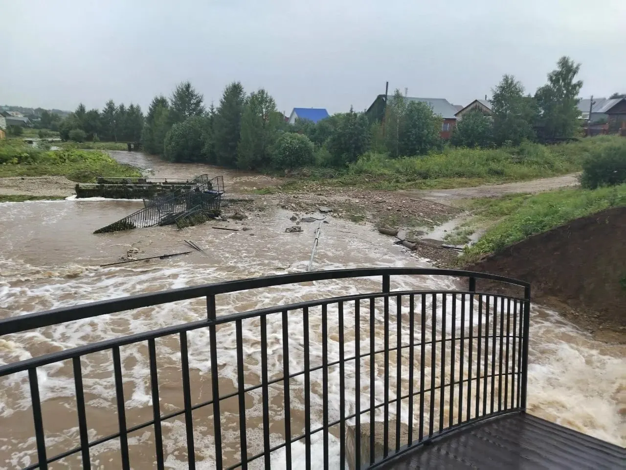 В Пермском крае из‑за проливных дождей разрушены дамбы и подтоплены населённые пункты; люди эвакуируются, открыты пункты временного размещения, продолжаются спасательные и восстановительные работы.