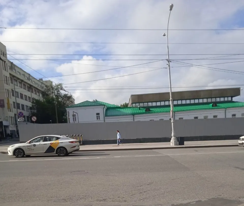Местные активисты заметили вырубку деревьев в зелёной зоне у памятника истории — они опасаются, что территорию не восстановят после ремонта рядом расположенного здания.
