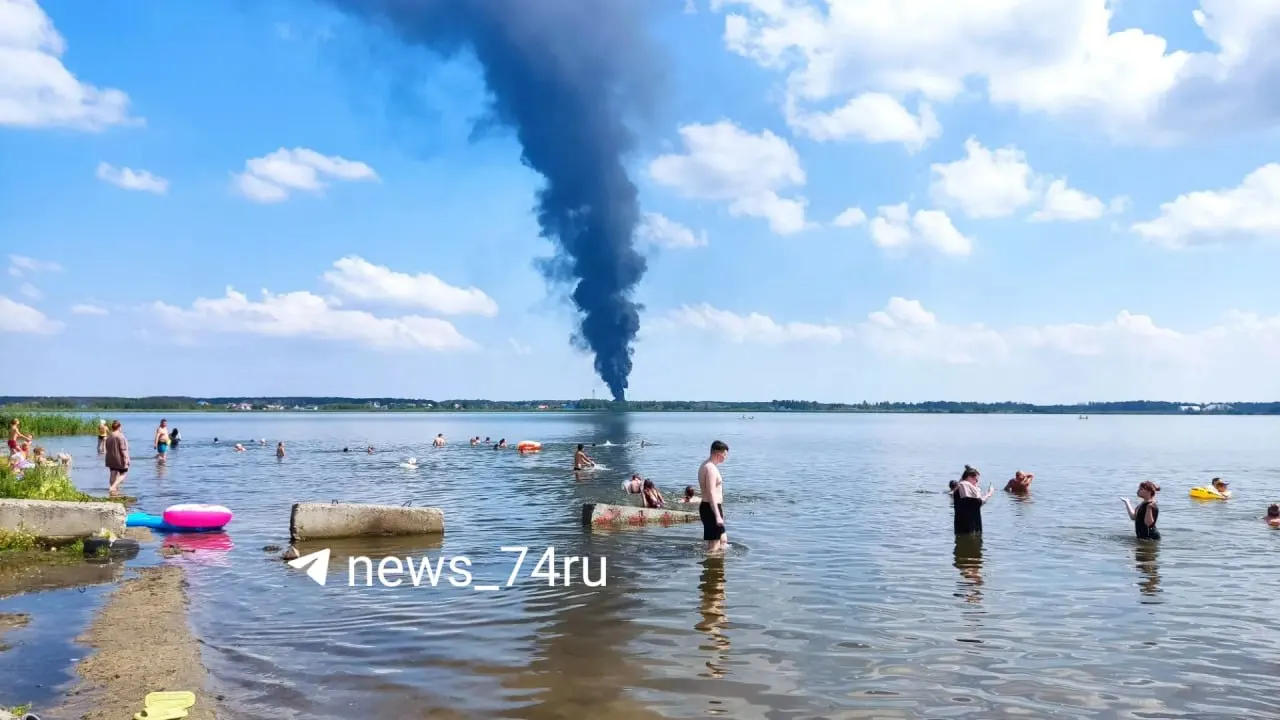 Очевидцы заметили сильное пламя и высокий столб дыма рядом с Кременкулем. Сведения о случившемся уточняются в МЧС.
