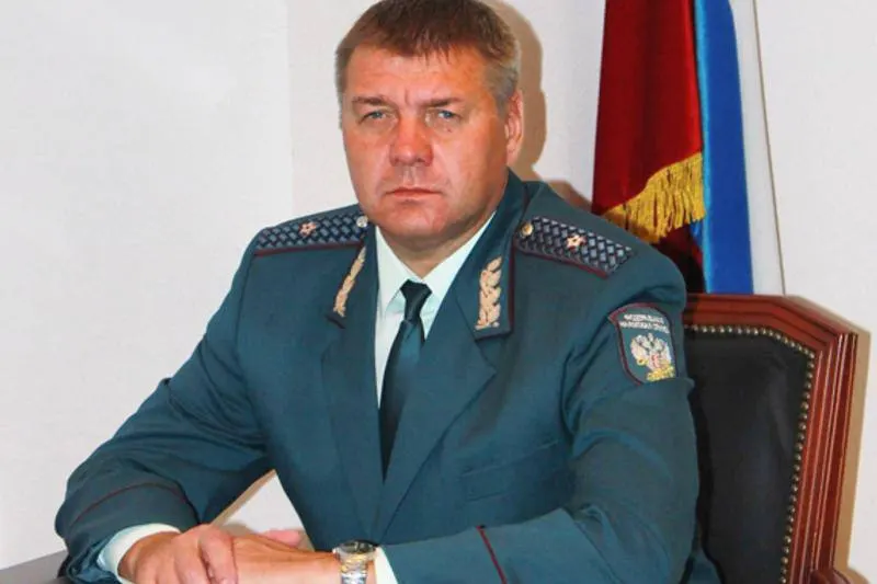 Бывший начальник УФНС по Свердловской области Сергей Логинов задержан после 15 месяцев в ОАЭ; следствие утверждает, что он и бывший сотрудник полиции получали крупные взятки при возмещении НДС.