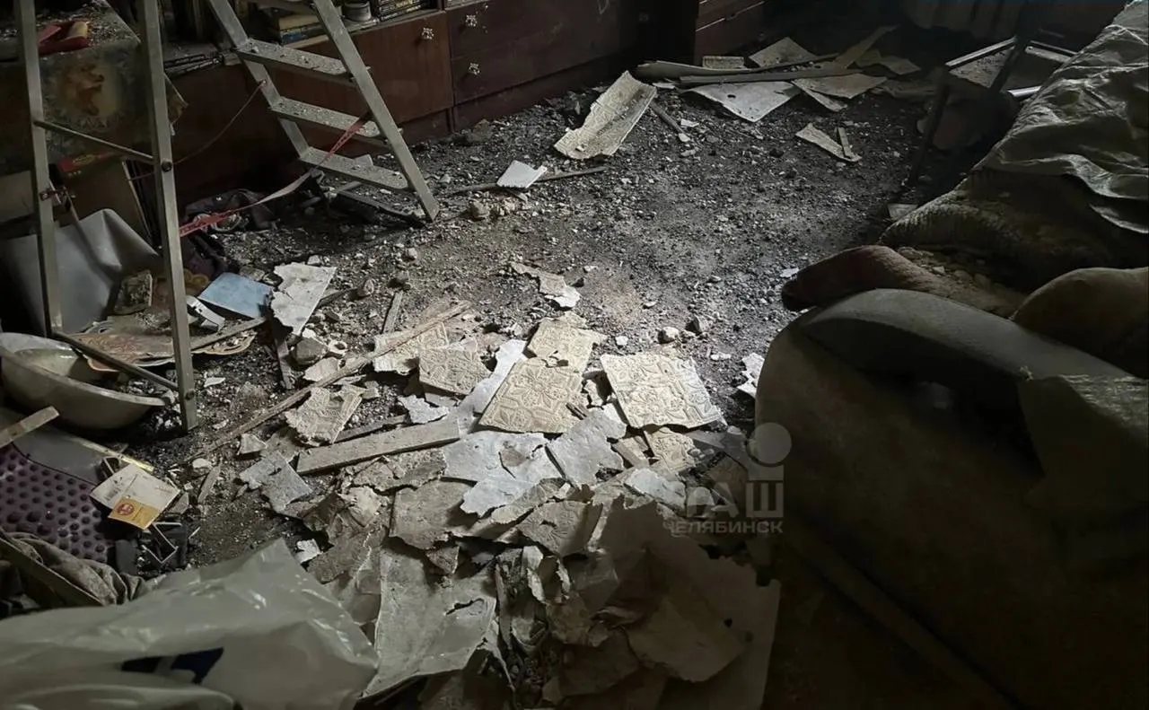 На улице Котина в квартире пенсионера рухнули балки и куски перекрытия; жильцы жаловались на протекавшую крышу, по делу работают следователи и прокуратура.