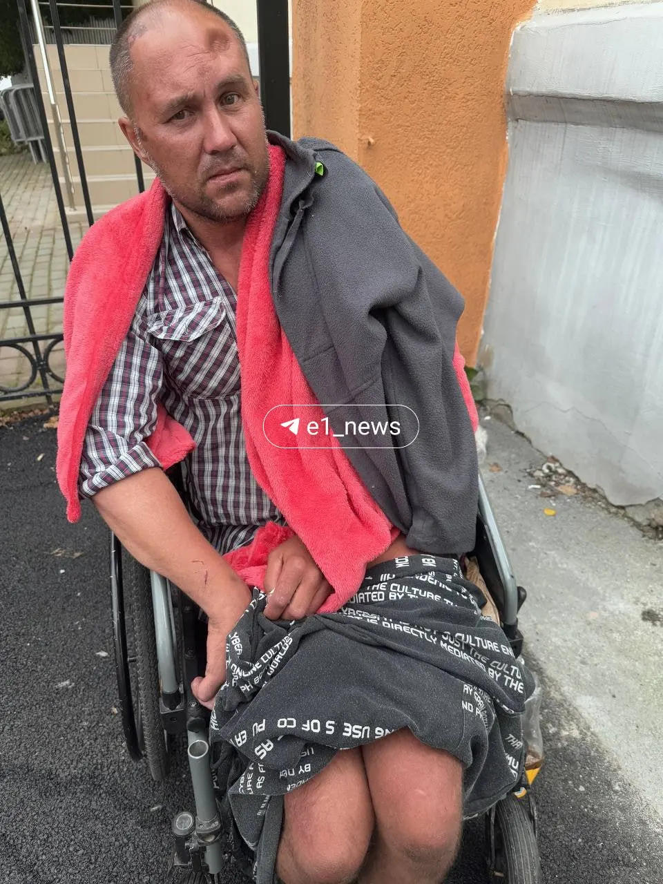 Мужчина в инвалидной коляске провёл несколько часов у здания Чкаловской районной администрации — у него нет телефона и он не знает точного адреса, а экстренные службы не отправили его никуда.