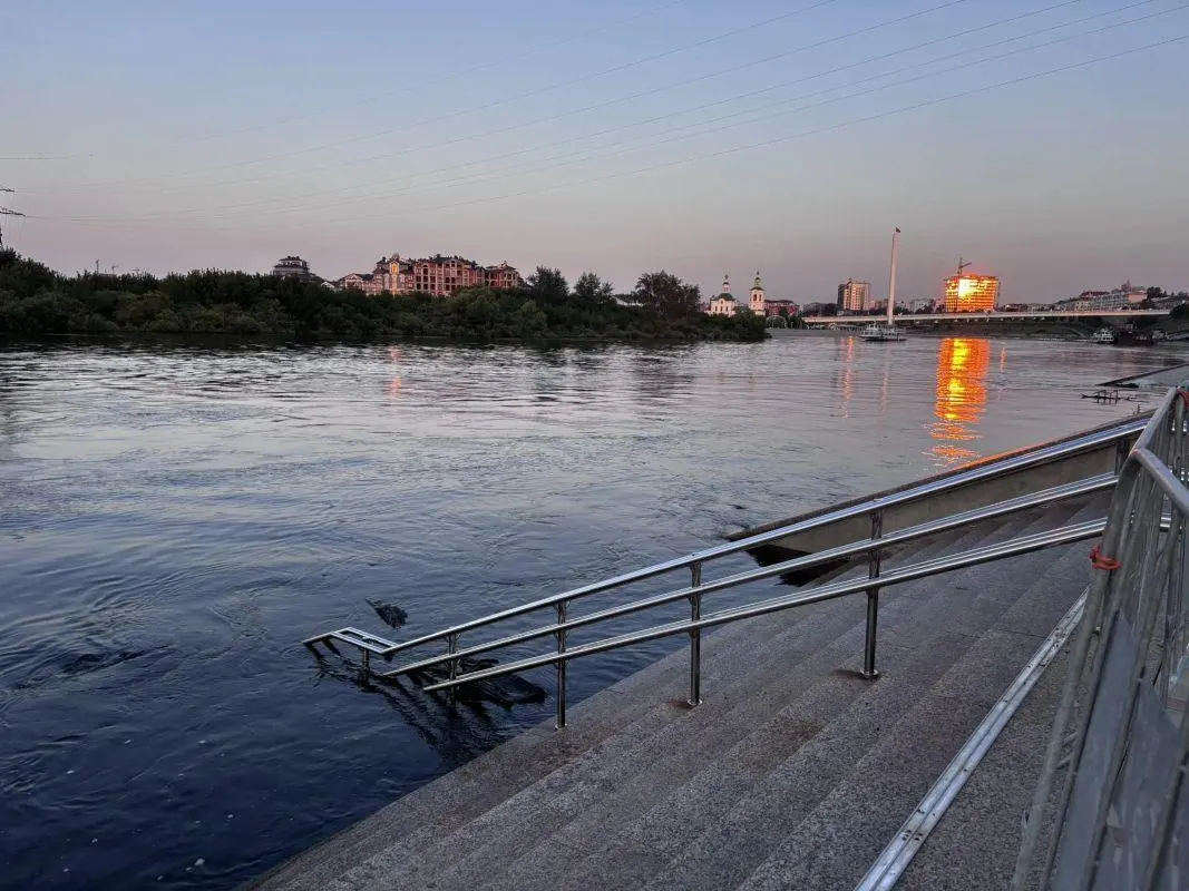 Вода в Туре поднялась до 872 см при критической отметке 850 см. Местные сообщают о резком запахе воды и воздуха, многие набирают воду из водоматов и кипятят ее. Пик паводка ожидают с 31 июля по 3 августа.