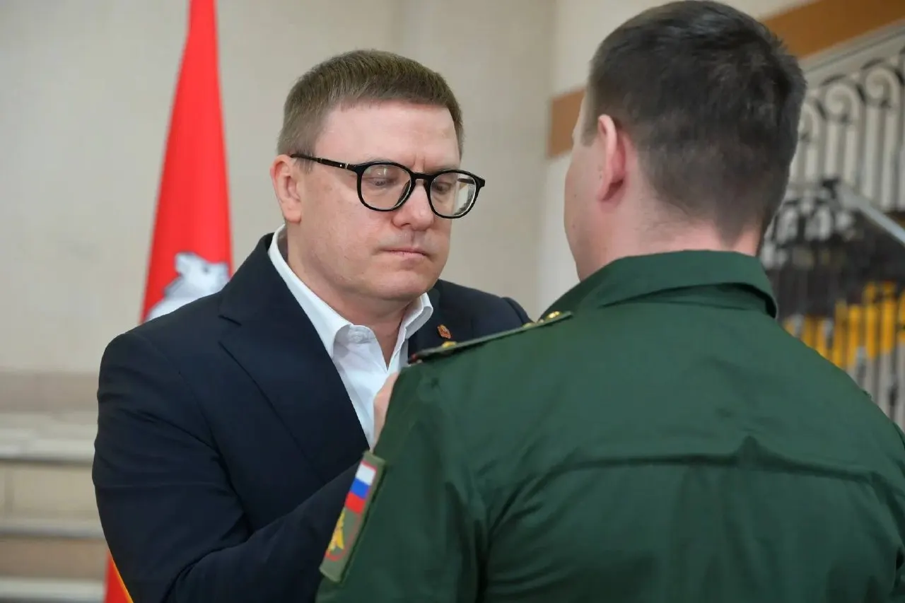В Челябинской области власти заявили о «смягчении условий» для единовременных выплат участникам СВО, однако на практике военные и их семьи месяцами оспаривают право на деньги в судах. Родственники погибших и наёмников остаются без региональной поддержки.