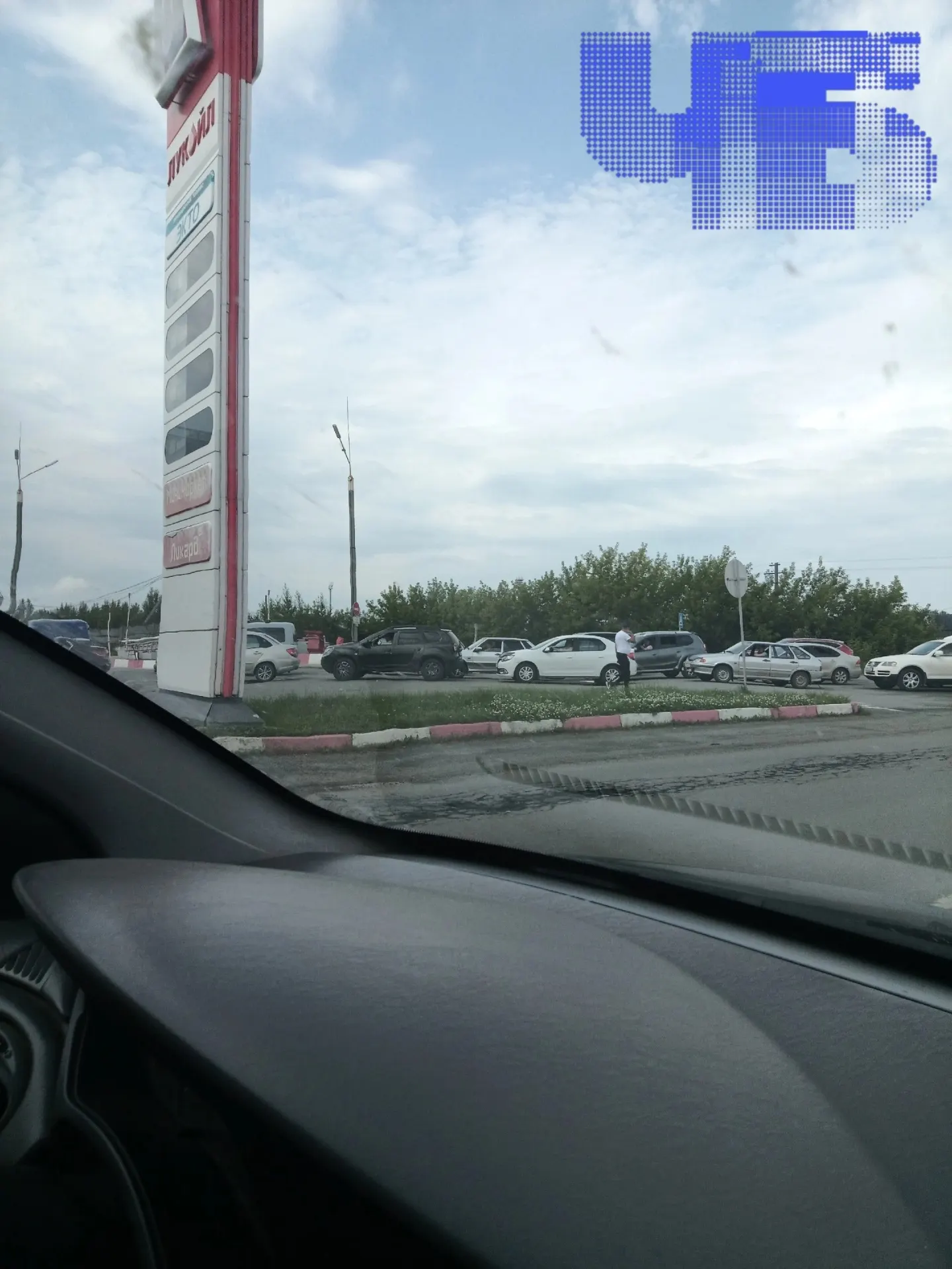 Жители района пожаловались на резкую разницу в ценах на АИ‑92: частная заправка продаёт по 120 руб./л, в сети «Лукойл» — по 63,14 руб., из‑за чего образовались большие очереди. Просят власти проверить обоснованность цен и стабилизировать поставки топлива.