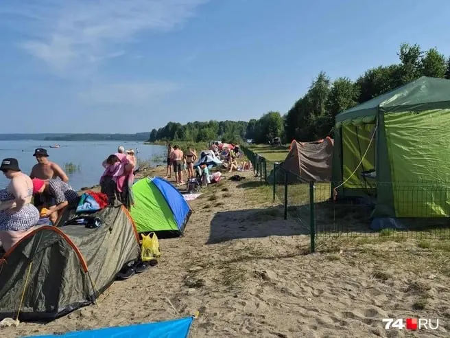 На пляже у посёлка Губернский появились железный забор и ограждения: предприниматели отводят участки под кемпинг, отдыхающие жалуются, а в Минэкологии проверяют соблюдение 20‑метровой прибрежной полосы.