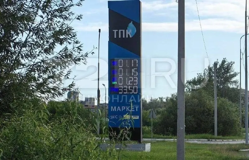 На некоторых автозаправках Тюмени литр АИ‑95 и дизельного топлива продают дороже 120 рублей на фоне масштабного дефицита топлива в стране.