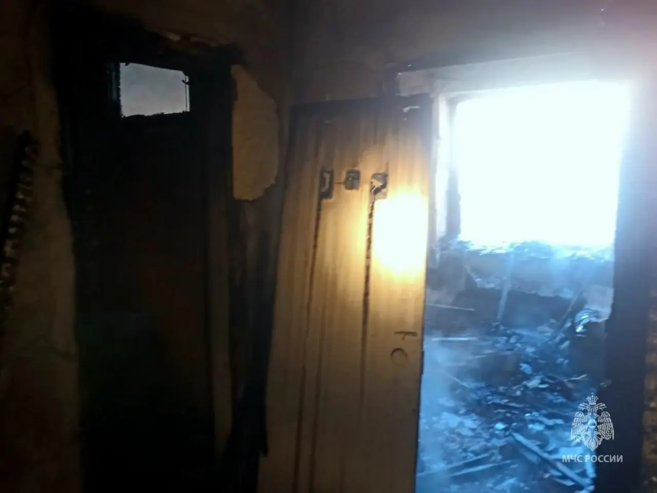 Ночью на четвёртом этаже пятиэтажки в Аше вспыхнуло возгорание; пожарные вывели на улицу бабушку, её дочь и ребёнка, госпитализация не потребовалась.