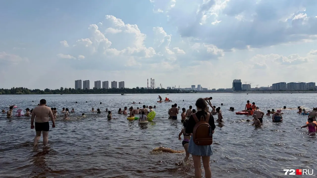 В жаркий день жители Тюмени массово вышли на бесплатный пляж: из‑за подъёма Туры заход в воду затруднён, на берегу много мусора, не хватает урн и кабин для переодевания.
