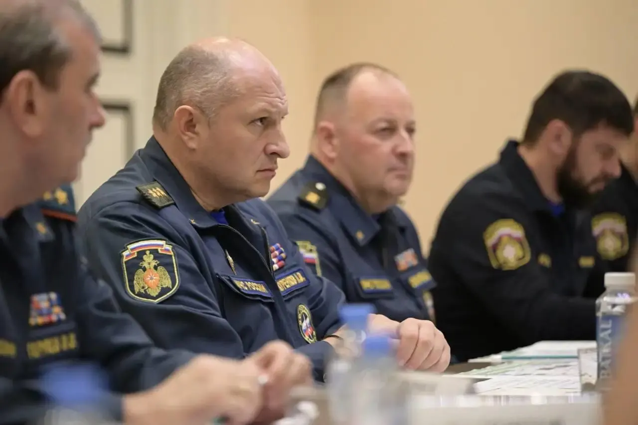 Александр Куренков приехал в регион, потребовал незамедлительной оценки ущерба и оперативных выплат пострадавшим. В зоне подтопления остаются десятки домов и участков, самая тяжёлая ситуация — в Ирбите.