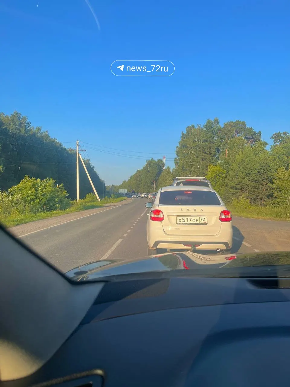 На Салаирском тракте образовалась крупная пробка от поселка Новотарманский до города. Водители сообщают о семикилометровом участке с медленным движением — дорога занимает около 40 минут.