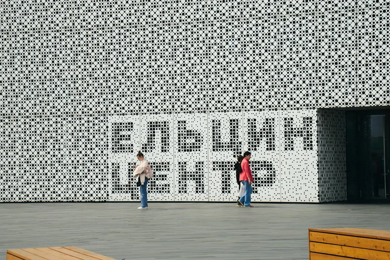 Для подготовки программы к 35‑й годовщине августовского путча центр собирает личные фотографии и истории; жители Екатеринбурга могут прислать материалы из своих архивов.