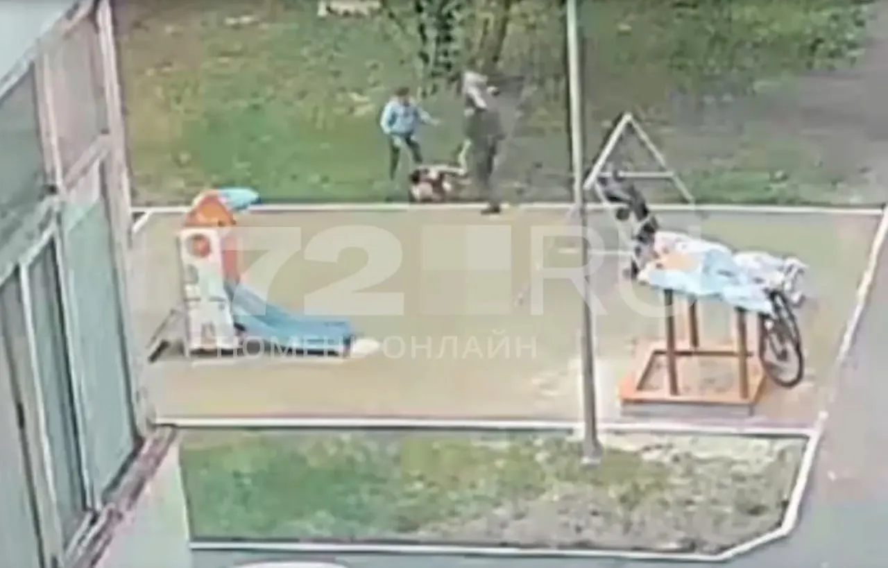 Инцидент произошёл в июне: на позднее появившихся кадрах видно, как взрослый бьёт ребёнка. Очевидцы говорят, что конфликт возник из-за ссоры детей, полиция установила личность нападавшего.