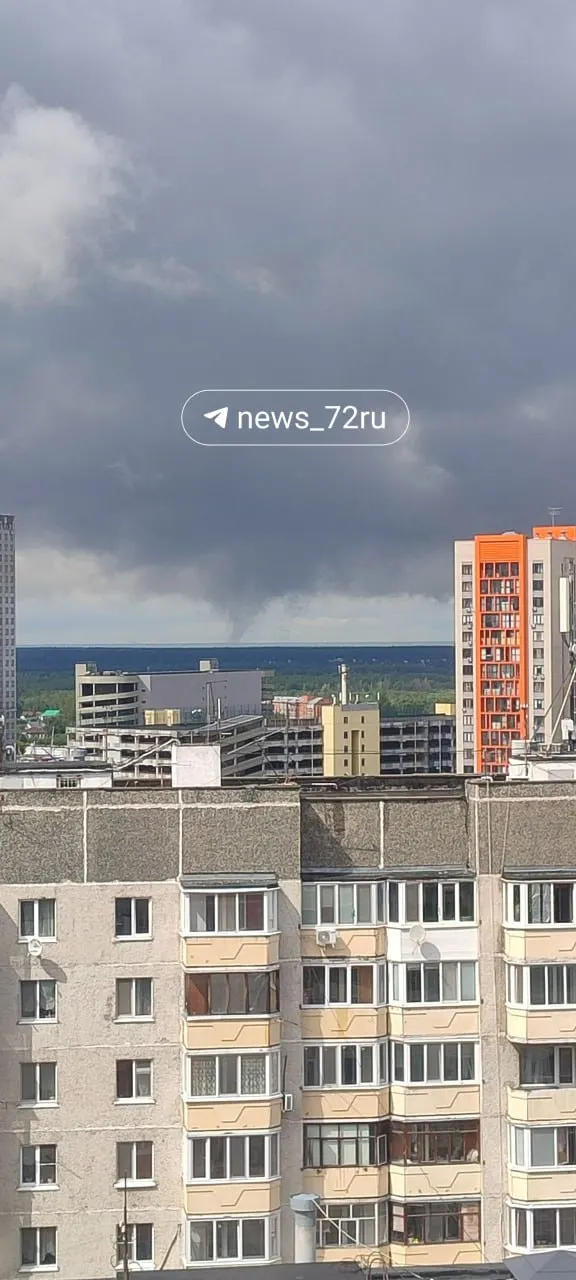 Жители под Тюменью увидели облачную воронку, которую приняли за смерч. Метеоролог сообщил, что на снимке — классическая воронка, не достигшая земли из‑за недостатка ветра и влаги.