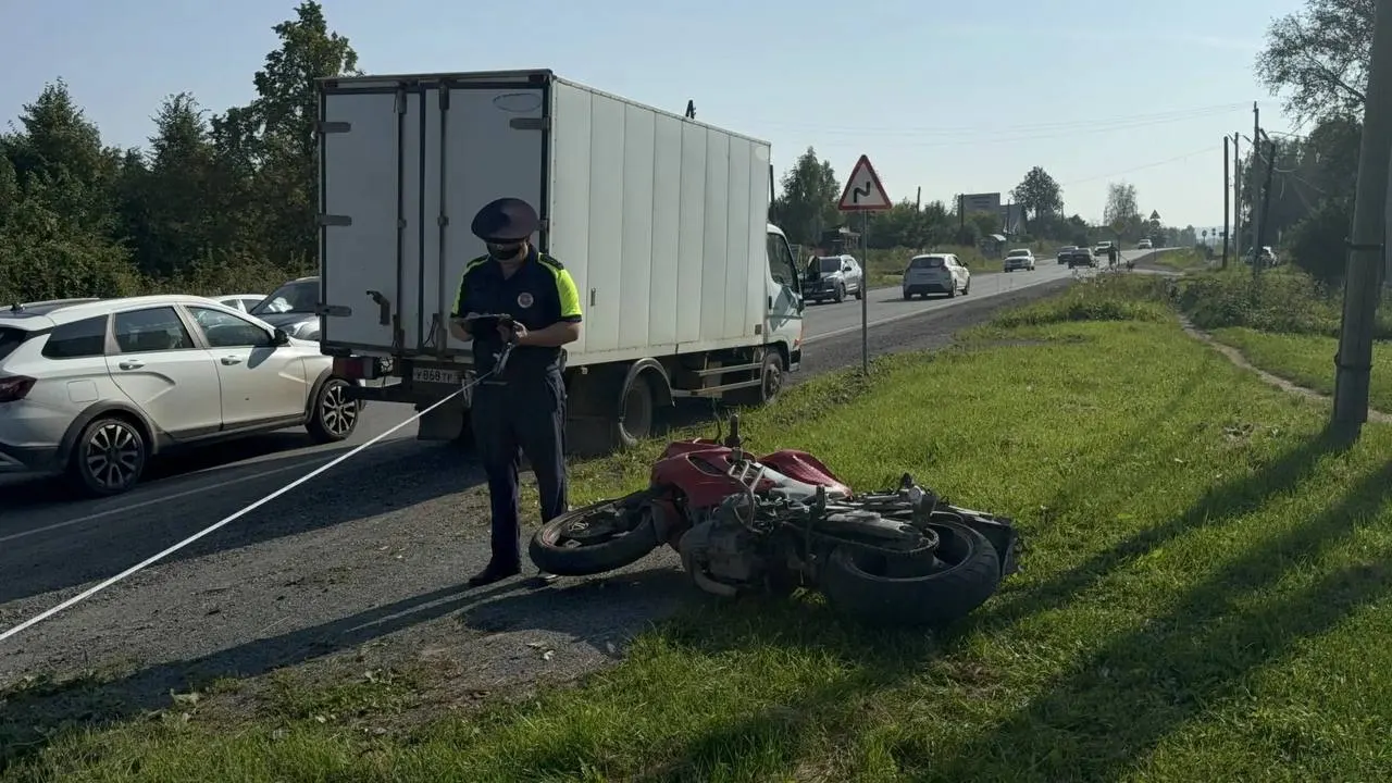 42-летний байкер скончался на месте после того, как 28‑летний водитель Skoda не уступил дорогу.