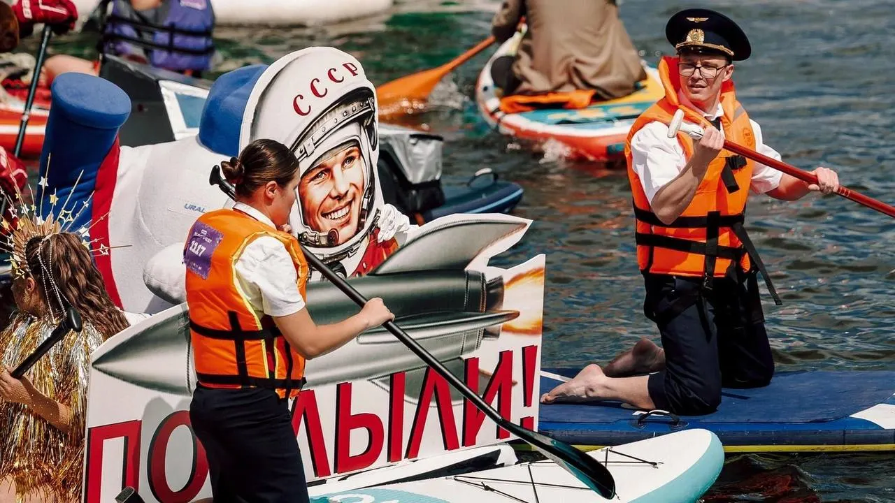 В Екатеринбурге к сап‑фесту установят фотозону с креслами бизнес‑класса и организуют тематический «рейс» на воде. В массовом заплыве участвуют корпоративные команды, заявки подали более 1000 человек.