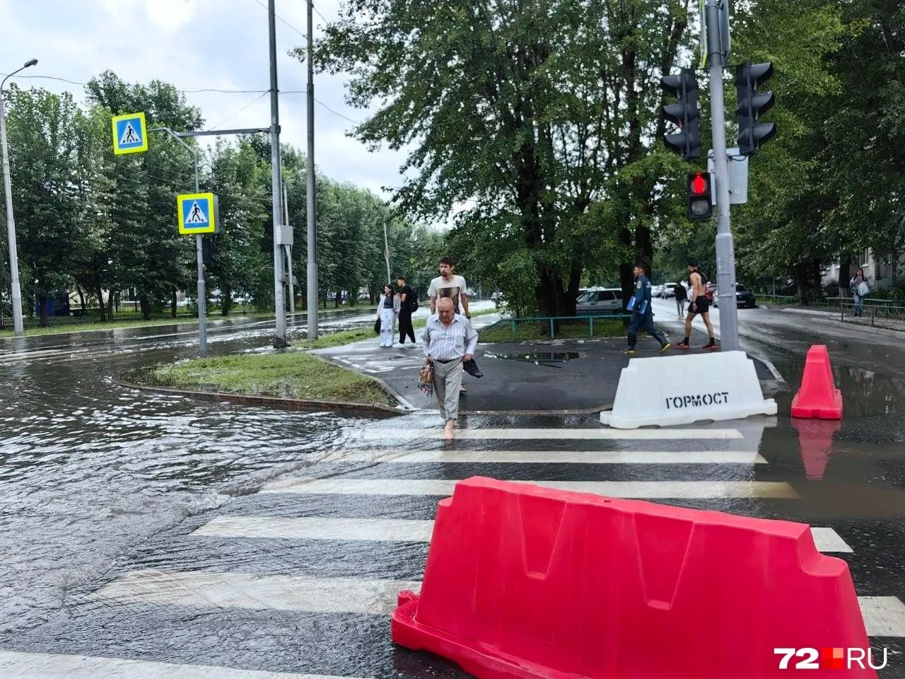 Из‑за сильного дождя в Тюмени частично ограничено движение: особенно пострадала улица 30 лет Победы, ограждения установлены и на Прокопия Артамонова. Водителям рекомендуют выбирать объездные маршруты.