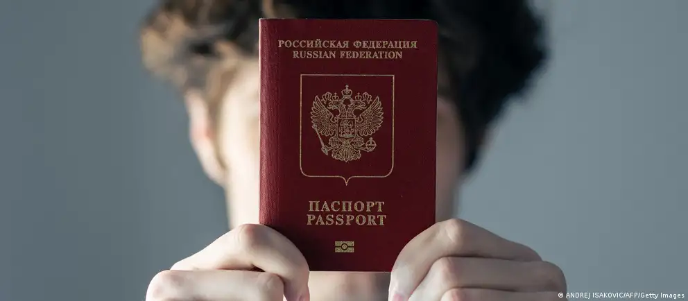 После возражений Франции и Италии в Евросоюзе пересмотрели первоначальный вариант визового запрета: теперь он предлагается только для краткосрочных виз и лиц, непосредственно участвовавших в боевых действиях в Украине. В документе также расширены гуманитарные и государственные исключения. Мера войдёт в новый пакет санкций ЕС.