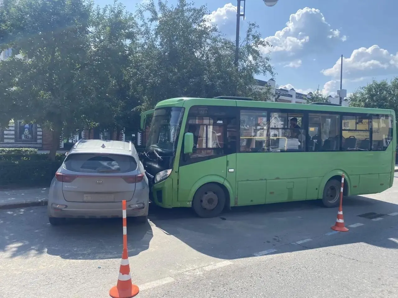 37-й автобус столкнулся с припаркованной машиной на Первомайской. По данным ГИБДД, 41‑летний водитель был пьян и пытался сфальсифицировать тест в наркодиспансере; пострадавших нет.