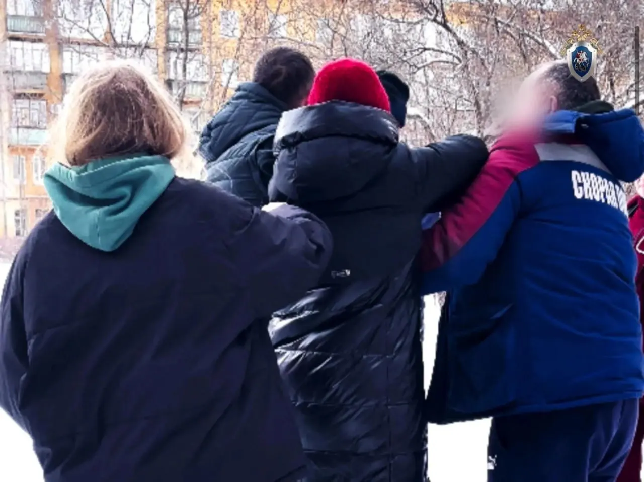 Мужчина напал на медицинских работников, прибывших на вызов: двоих фельдшеров вывели из подъезда и повредили, водитель скорой получил черепно‑мозговую травму. Суд назначил наказание — три года лишения свободы.
