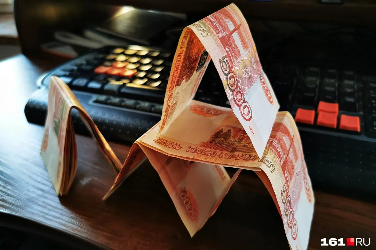 Минфин объявил размещение региональных облигаций со сроком обращения три года. Выпуск до 40 млрд рублей заявлен как резерв для покрытия дефицита бюджета и будет использован по мере необходимости.