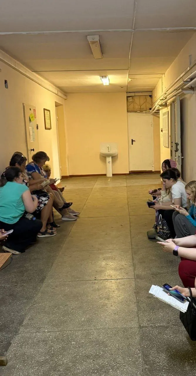 В одном из педагогических вузов Челябинска на фоне сирен и сообщений об угрозе беспилотников студентов и преподавателей экстренно отправили в цокольный этаж. Официальных подробностей пока нет.