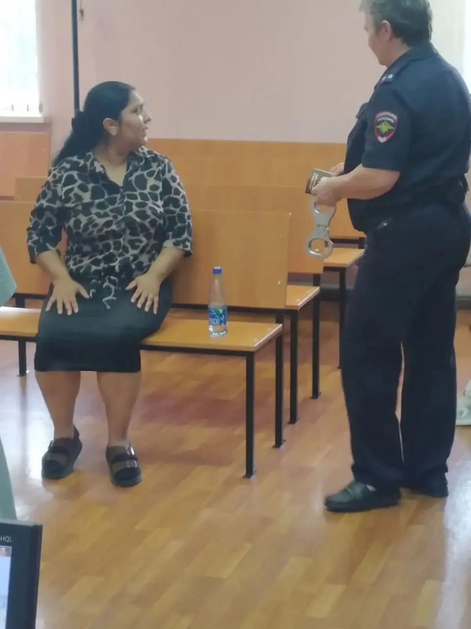 Женщину признали виновной в краже в крупном размере: во время «снятия порчи» она похитила 350 тысяч рублей и золотые цепочки, часть украшений затем сдала в ломбард. Суд назначил ей четырёхлетний срок в колонии общего режима.