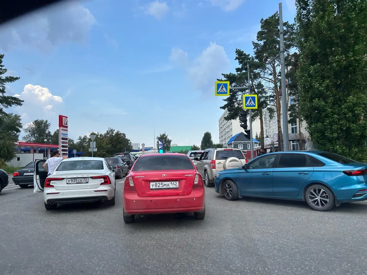 На одной из заправок на Московском тракте водители выстроились в очередь — машины заняли правую полосу, ожидание в очереди составляет около часа.