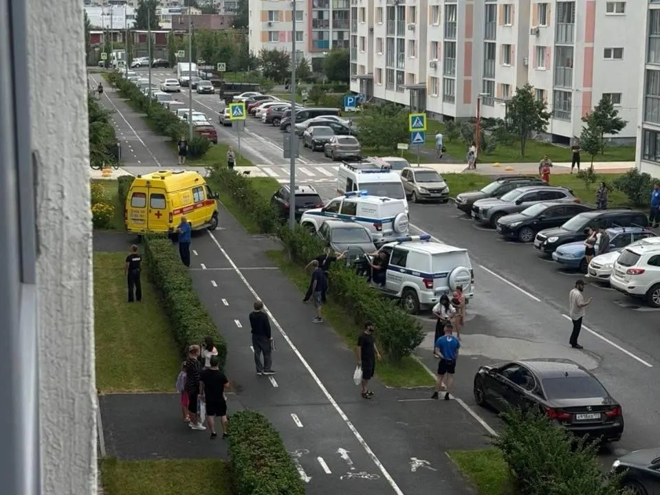 На Червишевском тракте полиция, скорая и спасатели приехали к дому жилого комплекса «Апрель» из‑за неадекватного поведения мужчины. По словам жителей, для вскрытия двери использовали монтировку.