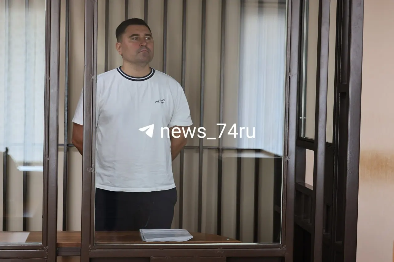 Суд в закрытом режиме принял решение поместить бывшего прокурора под стражу на два месяца по обвинению в получении взятки в размере 5 млн рублей; защите в ходатайстве о домашнем аресте было отказано.