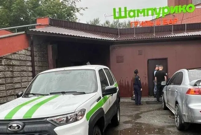 Заведение приостановили из-за нарушений санитарных норм: продукты готовили и хранить в неположенных местах, сотрудники не соблюдали личную гигиену. Владельцу выписали административное наказание.