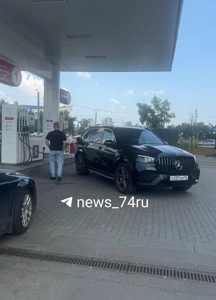На АЗС у «Юности» автомобиль с номерами ООО проехал мимо длинной очереди и встал у колонки — очевидцы возмущены.
