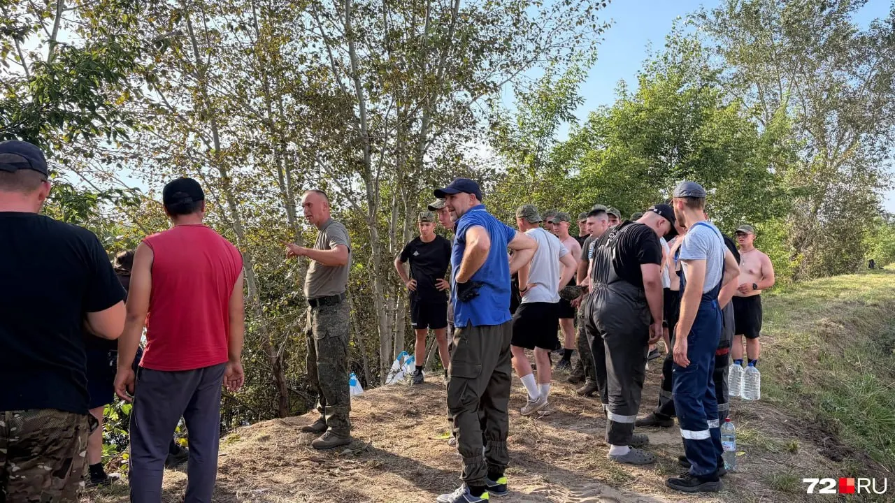 На участке дамбы на улице Береговая обрушилась насыпь. Сотрудники администрации, военные и местные жители круглосуточно укладывают мешки с песком — по данным мэрии, за сутки уровень реки Тура поднялся на 9 см.