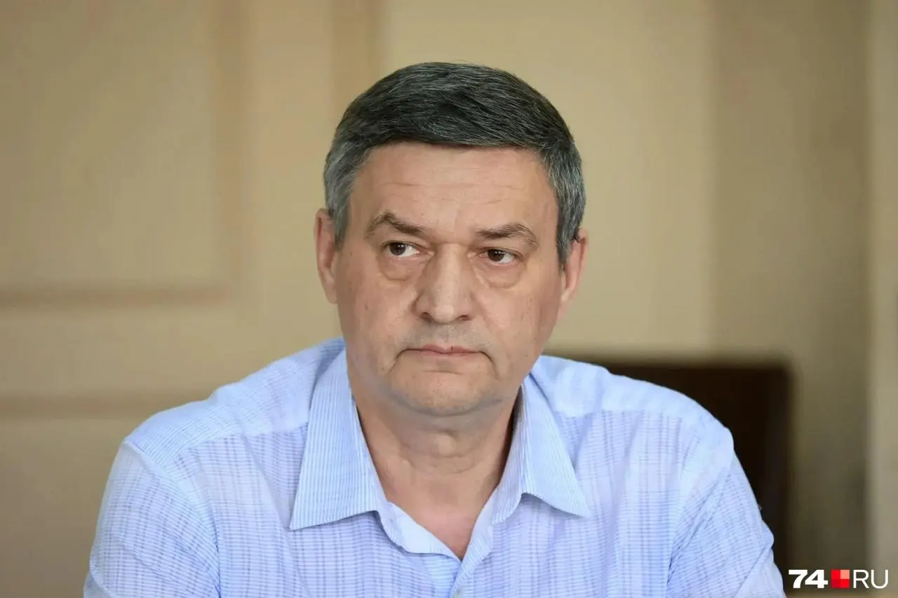 В Челябинской области начался суд над полковником МВД: следствие обвиняет его в покровительстве аптеке и получении крупных сумм от нескольких жителей Коркино, обвиняемый отвергает обвинения.
