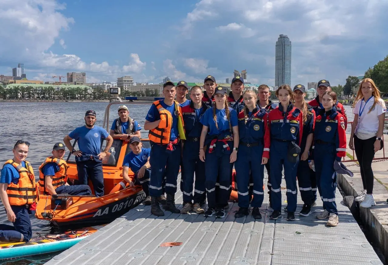 Во время E1 SUP FEST дежурили аварийно-спасательные подразделения и добровольные команды — они помогали участникам заходить в воду и следили за маршрутом.