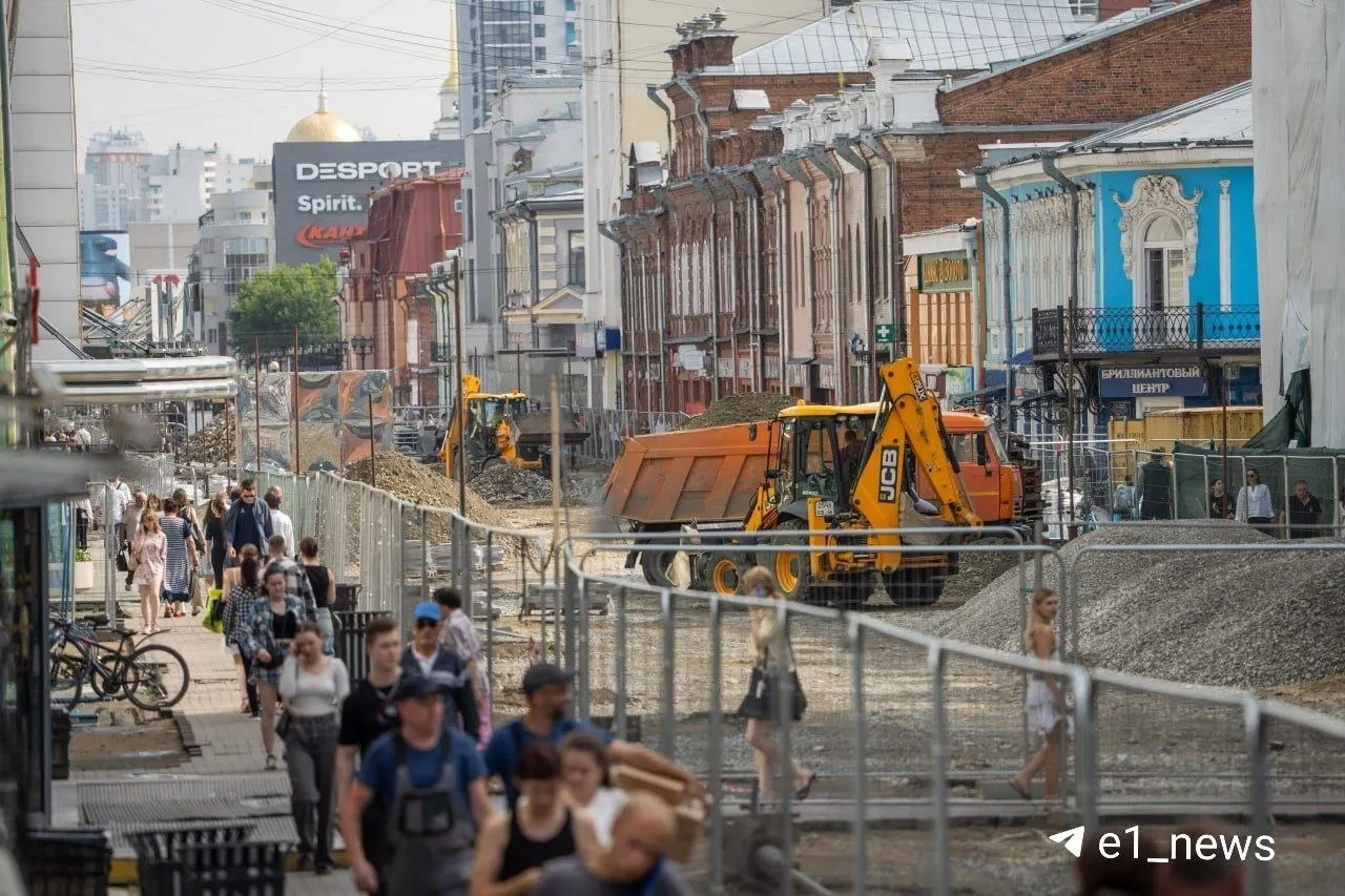 На центральной улице Екатеринбурга стартовали большие ремонтные работы: проход со стороны проспекта Ленина ограждён, подрядчик из Уфы ведёт работы, завершение запланировано на сентябрь 2026 года. Жители жалуются на неудобства и неприятный запах у переносных туалетов.
