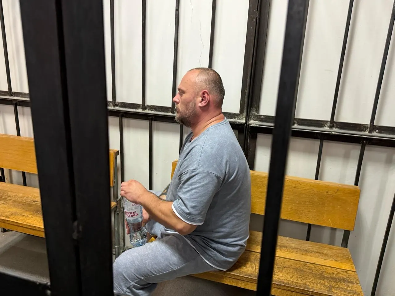 Октябрьский районный суд поместил в СИЗО Александра Реверука по делу об избиении директора Уральского аграрного научно-исследовательского центра; обвиняемых задержали 29 июля.