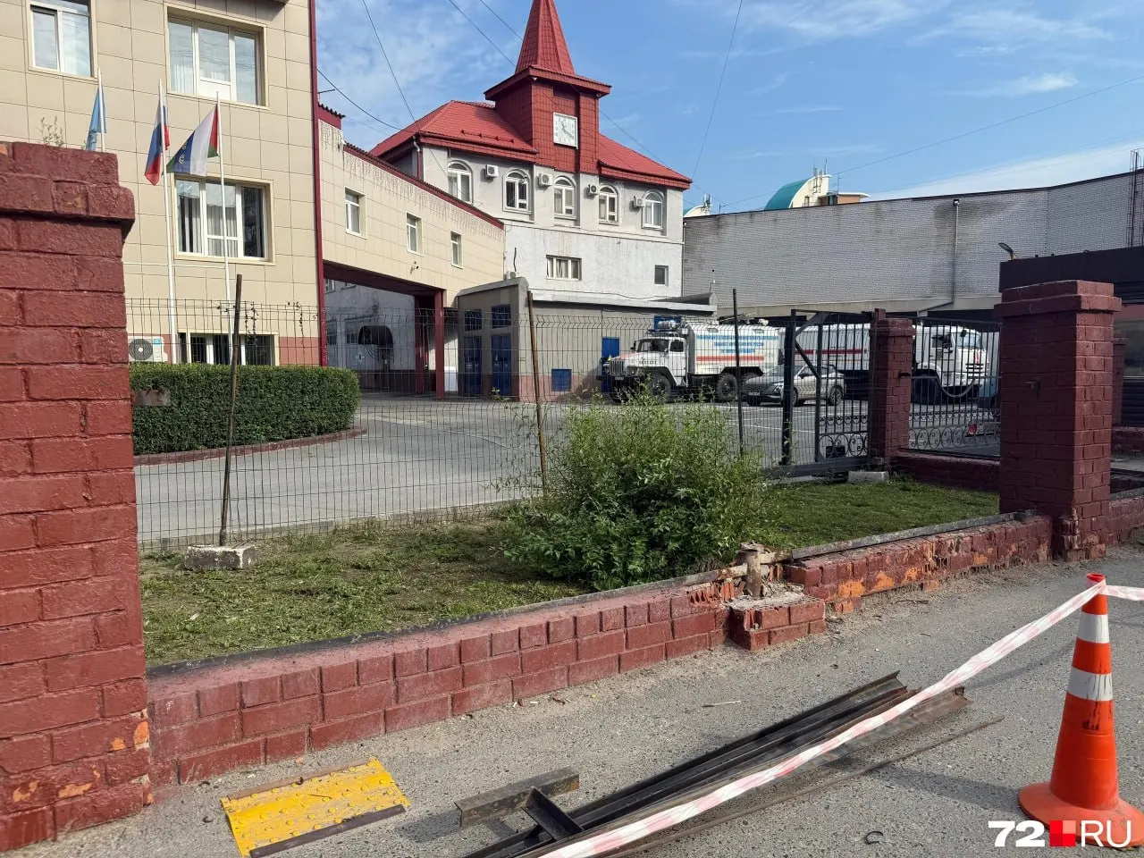На участке у регионального управления МЧС демонтируют ограду и КПП, чтобы добавить полосу движения и повысить пропускную способность дороги, сообщили в мэрии.