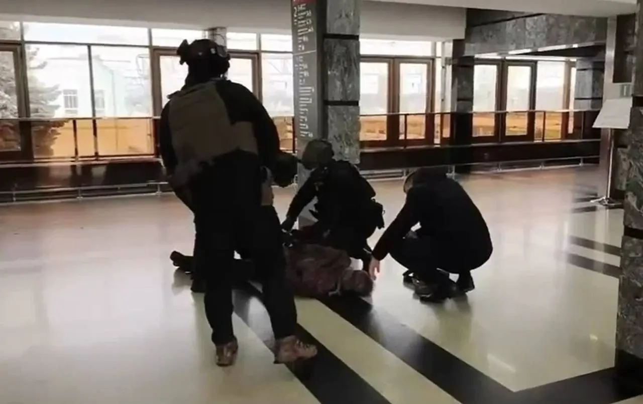 На железнодорожном вокзале транспортная полиция задержала «решалу», который требовал у предпринимательницы деньги за фиктивное согласование разрешений; выяснилось, что у него нет квалификации, а в прошлом он был судим за тяжкие преступления.