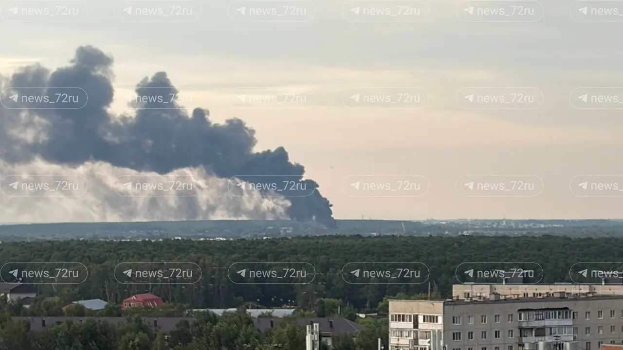 Над Тюменью видно черный дым: на открытой территории в селе Яр горят колесные шины, на месте работают сотрудники МЧС.
