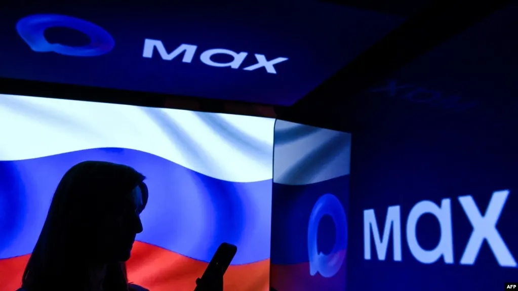 Распоряжением от 9 июля предписано к 2030 году обеспечить перевод рабочих коммуникаций государственных и муниципальных служащих на многофункциональный сервис на базе мессенджера Max. Платформа сталкивается с санкциями и проблемами безопасности, из‑за чего не стала массово популярной.