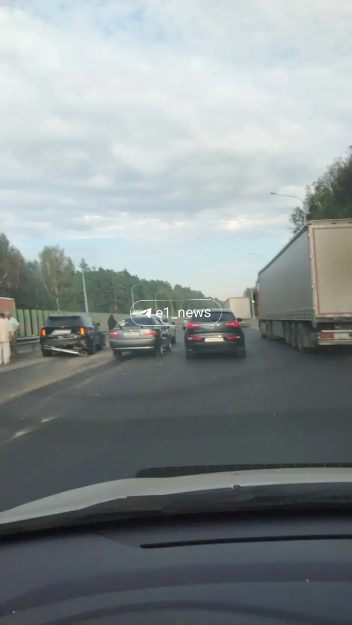 Столкновение нескольких автомобилей и сломавшаяся фура ограничили движение: в направлении Тюмени открыта лишь одна полоса.